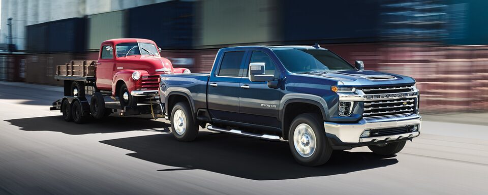 Chevrolet Silverado HD 2023 qui montre sa puissance de remorquage.