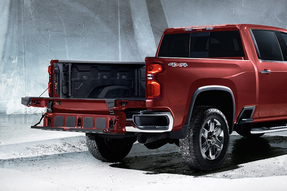 Chevrolet Silverado HD 2023 avec son hayon Multi-Flex abaissé.