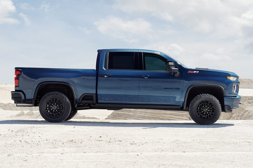 Vue latérale côté passager du Chevrolet Silverado HD 2023.