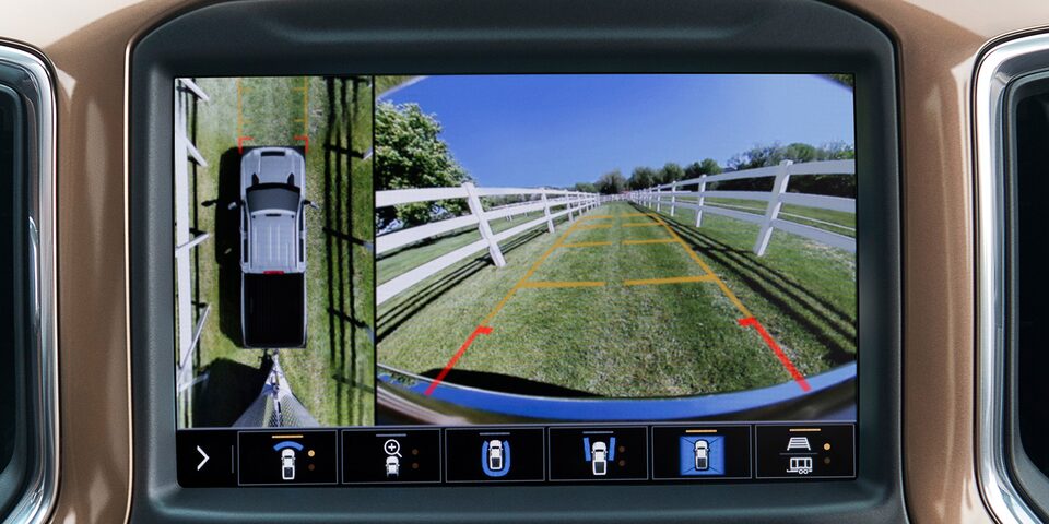 Système de remorquage de pointe du Chevrolet Silverado HD 2023 qui aide le conducteur durant la marche arrière.
