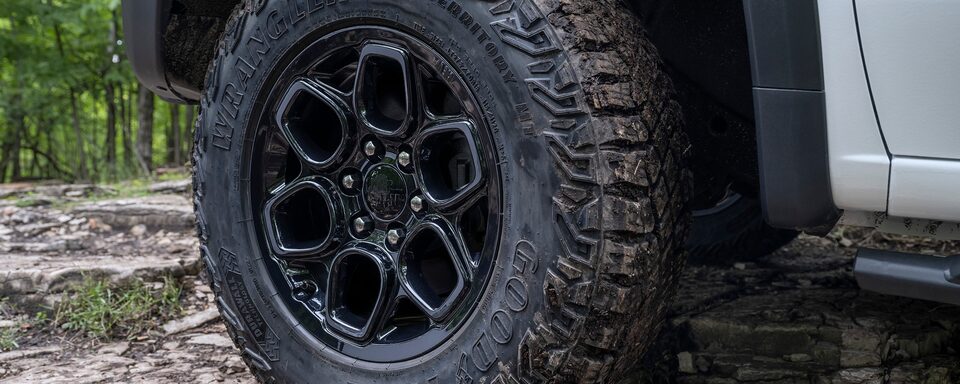 Silverado ZR2 2023 édition Bison : vue rapprochée d’une roue.