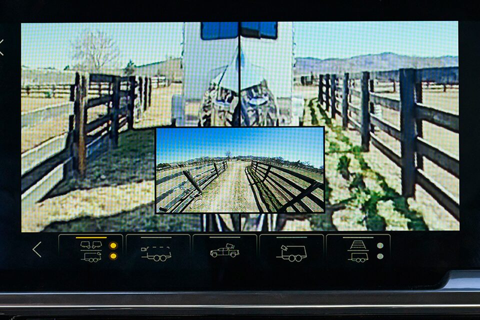 2023 Chevrolet Silverado 1500 Camera: Pic-in-Pic Side View.