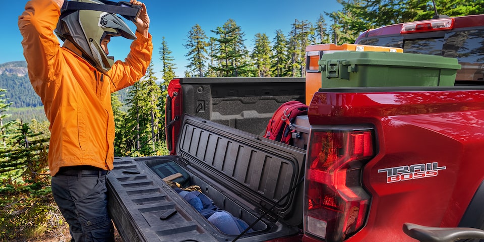 2024 Chevrolet Colorado with its StowFlex Tailgate.