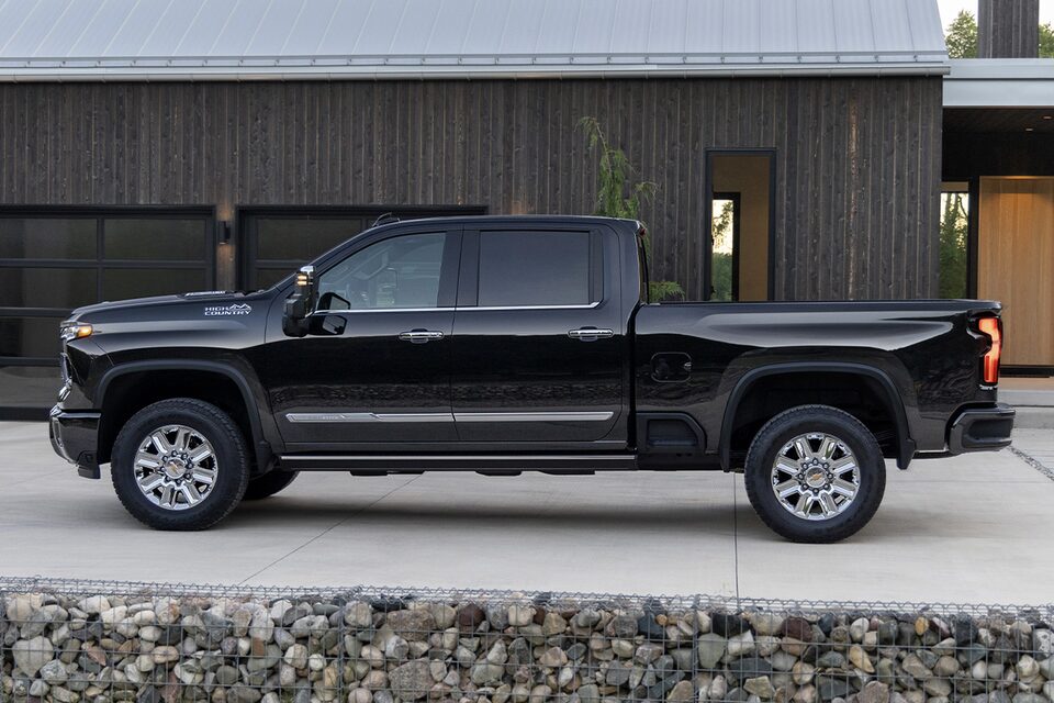 Vue latérale gauche du Chevrolet Silverado HD 2024.