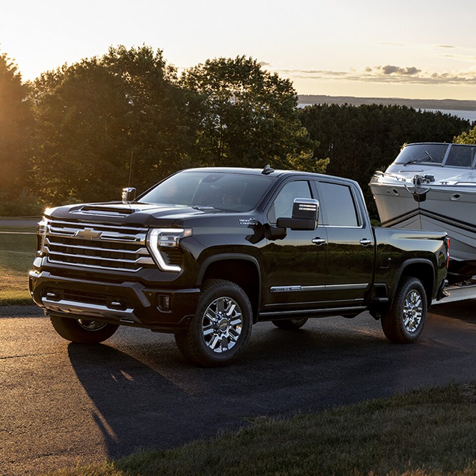 Silverado HD 2024 qui remorque un bateau.