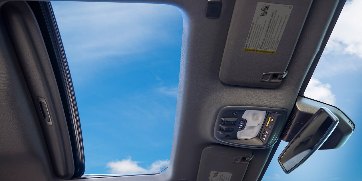 Un magnifique ciel dégagé vu à travers le toit ouvrant du Chevrolet Colorado 2025.