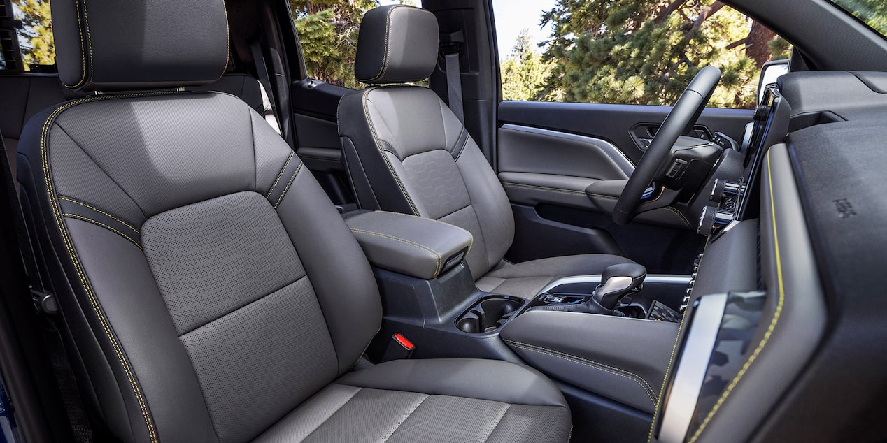 Vue latérale de l’habitacle côté conducteur spacieux du Chevrolet Colorado 2025.