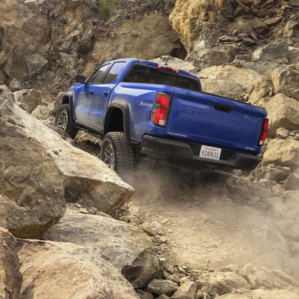 Vue aérienne d’un Chevrolet Colorado 2025 en mouvement sur un terrain rocheux.