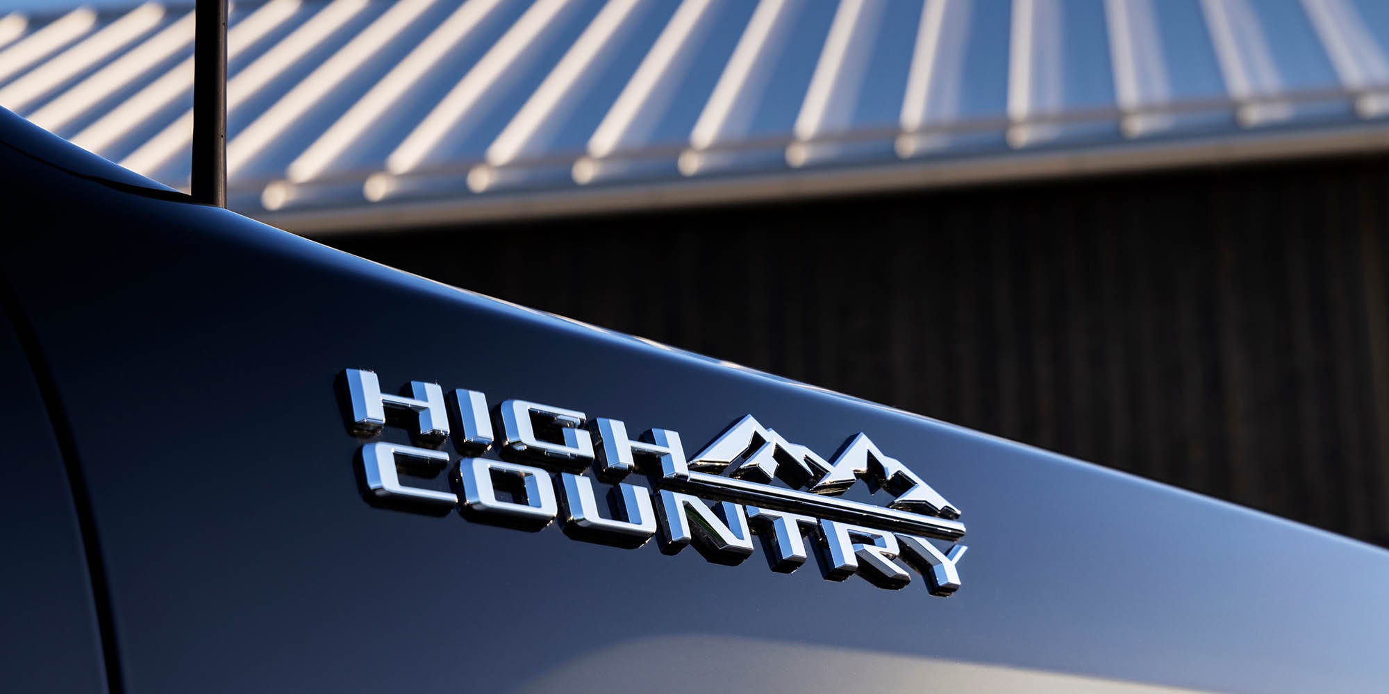 Vue rapprochée de l’emblème du Chevrolet Silverado HD High Country 2026.