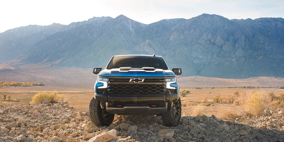 Présentation du niveau de préparation pour la conduite hors route du Chevrolet Silverado 2024 dans un environnement sablonneux.