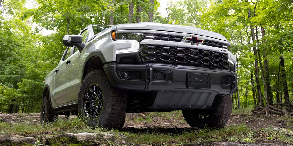 Vue avant de bas du Chevrolet Silverado 2024 édition Bison sur un terrain accidenté.