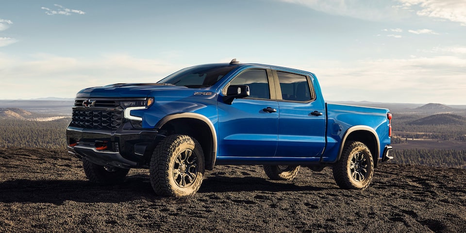 Le Chevrolet Silverado ZR2 2024 dans un environnement accidenté et rocailleux.