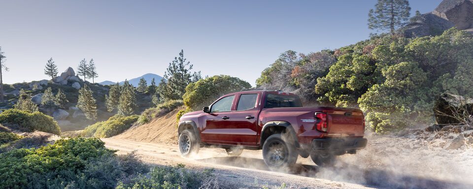 Chevrolet Colorado commercial 2023 sur un chemin de terre de campagne.
