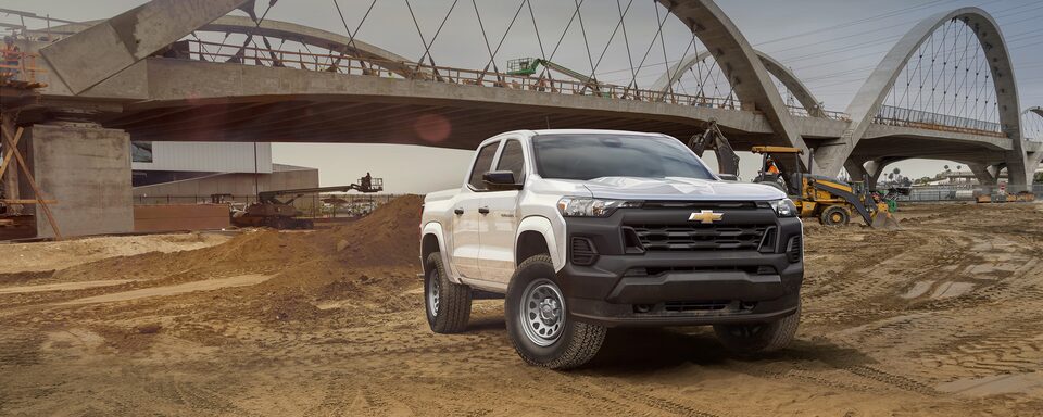 Le tout nouveau Chevrolet Colorado commercial 2023 sur un chantier.