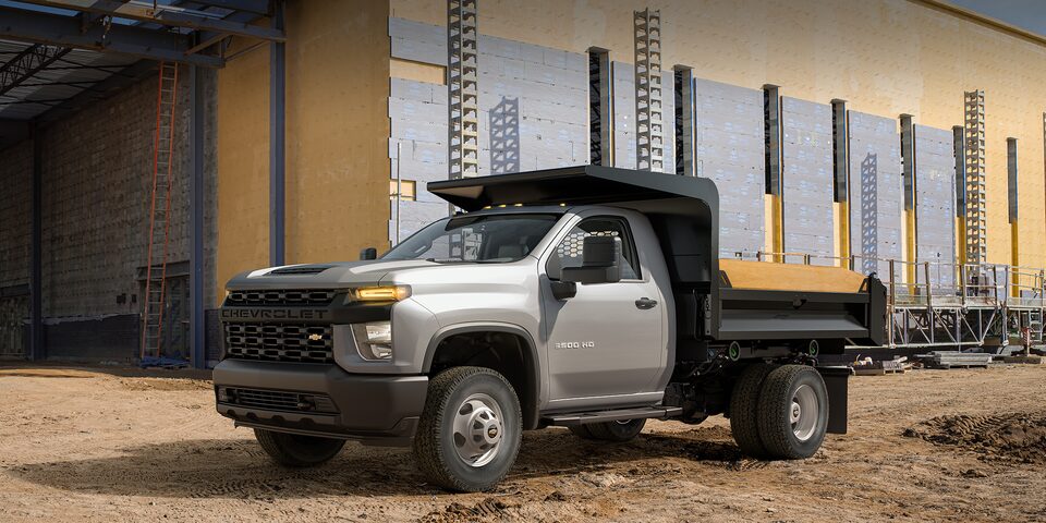 Châssis-cabine Chevrolet Silverado 3500 HD 2023 avec remorque à benne basculante.