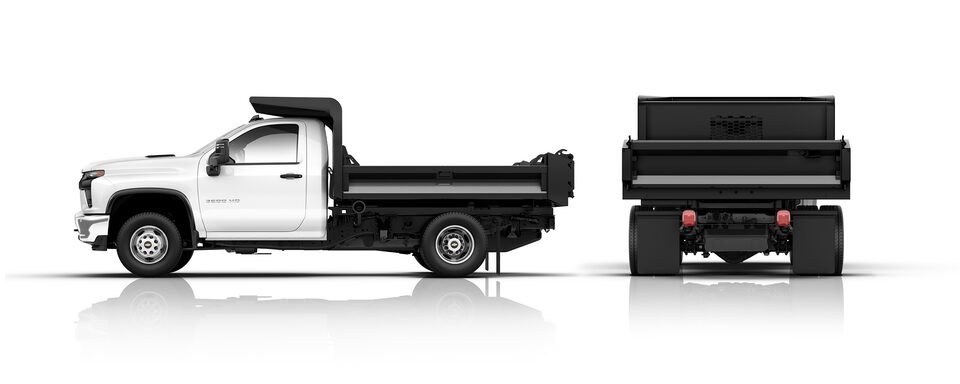 Vue latérale et arrière du châssis-cabine Chevrolet Silverado 3500 HD 2023 avec remorque à benne basculante.