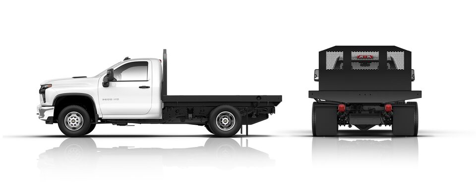 Vue latérale et arrière du châssis-cabine Chevrolet Silverado 3500 HD 2023 avec remorque à cadre plat.