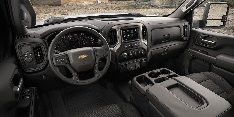 Tableau de bord et système d’infodivertissement du châssis-cabine Chevrolet Silverado 3500 HD 2023.