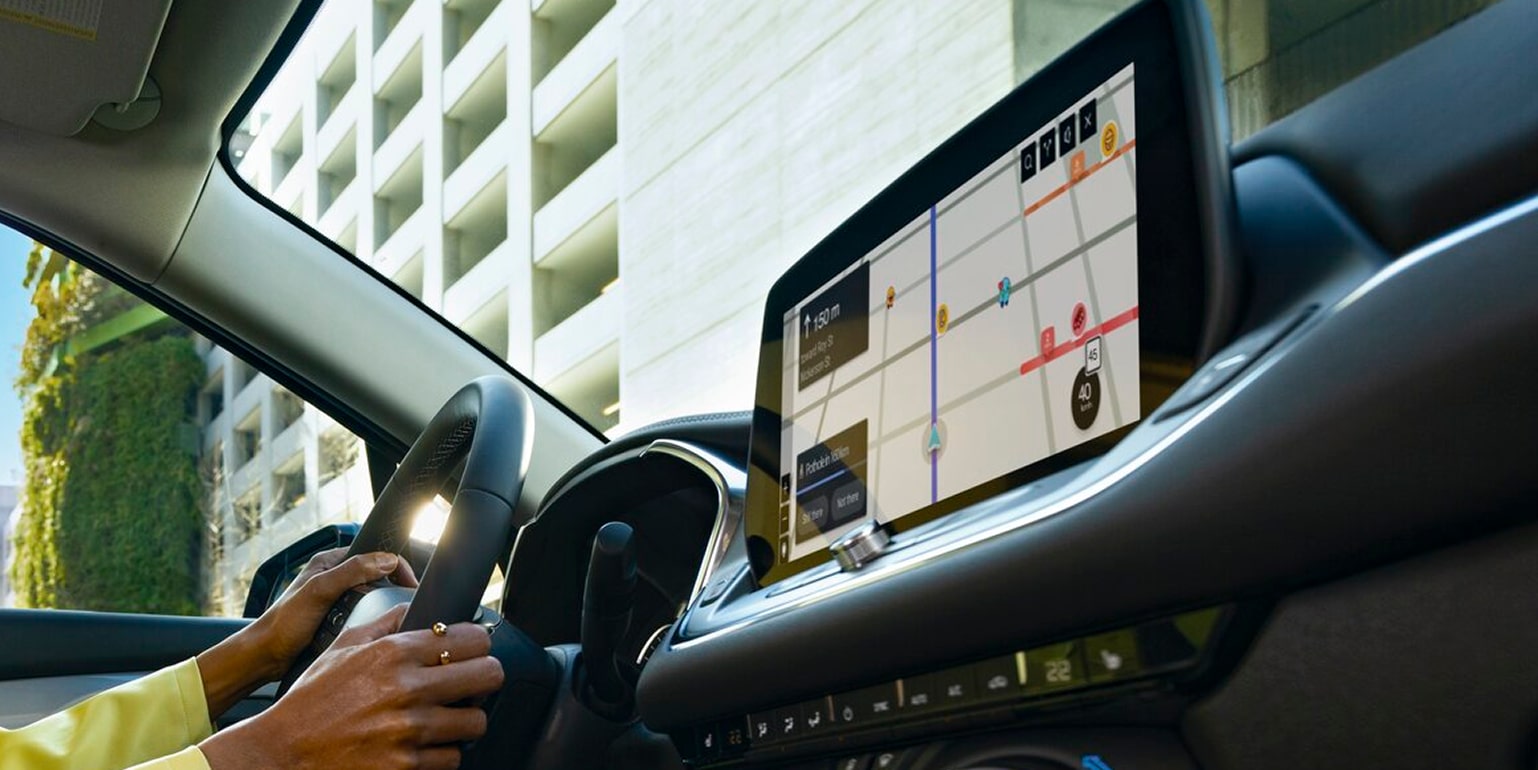 Vue en contre-plongée du système d’infodivertissement à l’intérieur d’un véhicule Chevrolet abonné à OnStar.
