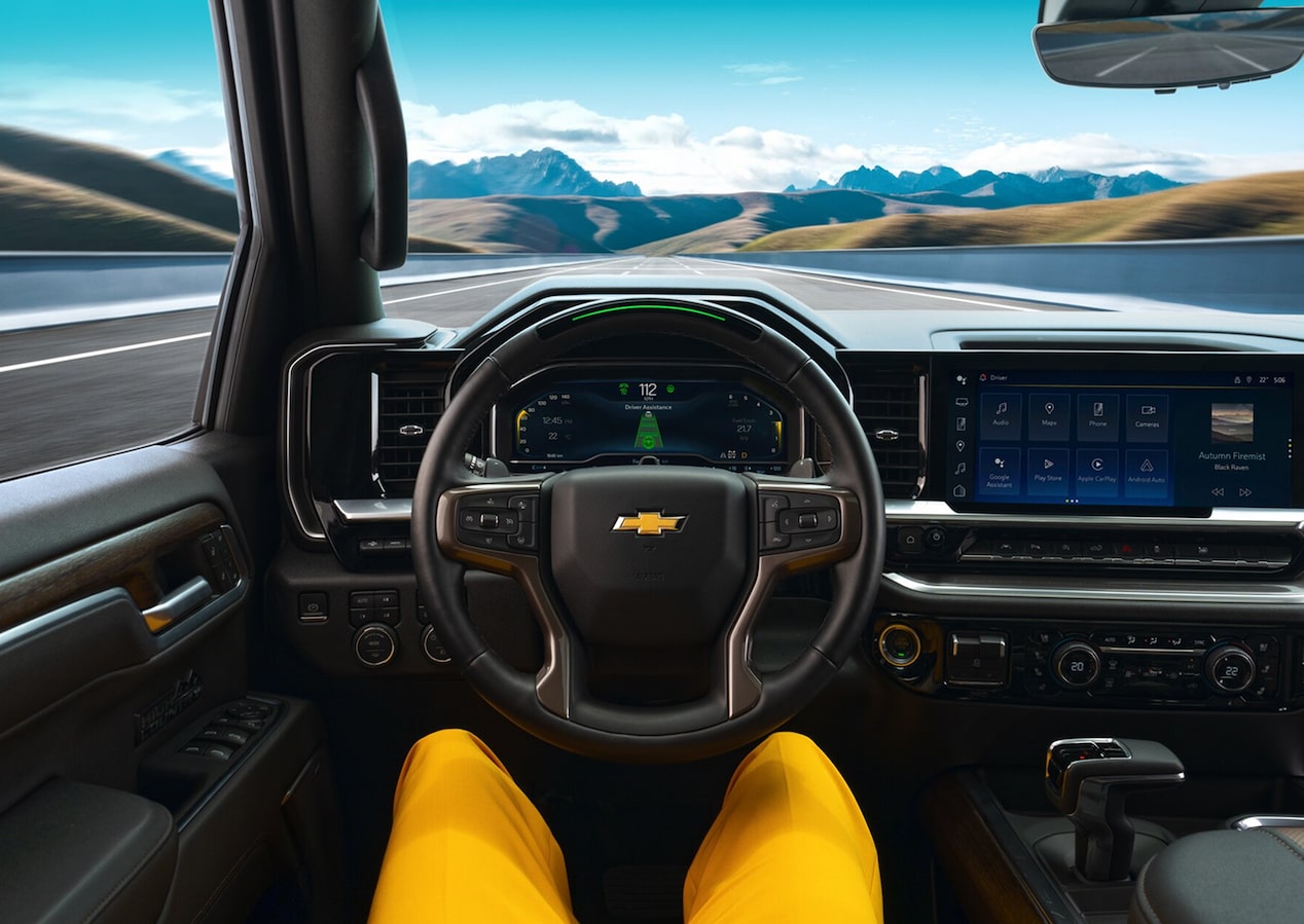Une personne utilisant la fonction Super Cruise à l’intérieur d’un véhicule Chevrolet abonné à OnStar.