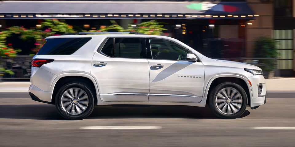 2022 Chevrolet Traverse mid-size SUV side exterior view.