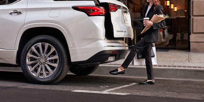 2022 Chevrolet Traverse Mid-Size SUV Hands-Free Power Liftgate Feature.