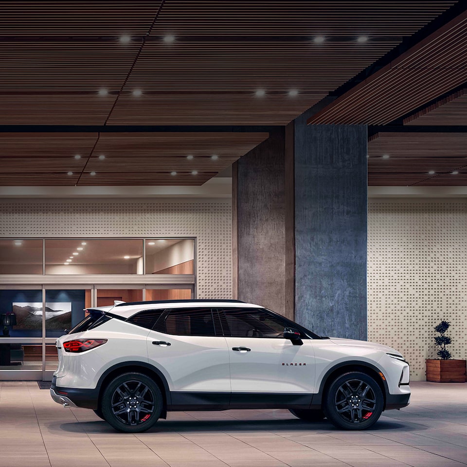 Right profile view of the 2023 Chevrolet Blazer sporty mid-size SUV Redline Edition.