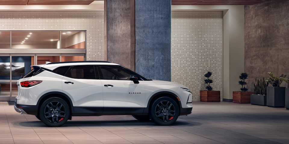 Right profile view of the 2023 Chevrolet Blazer sporty mid-size SUV Redline Edition.