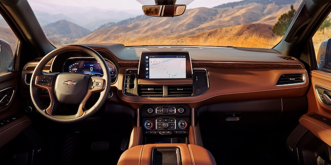 Vue du tableau de bord du grand VUS à trois rangées Chevrolet Suburban 2023.