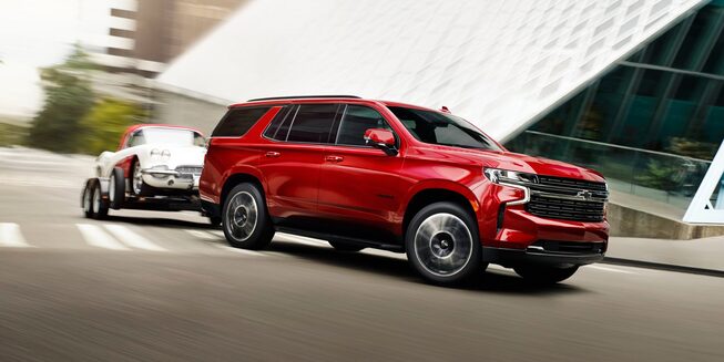 Vue latérale avant du Chevrolet Tahoe 2023 sur la route.