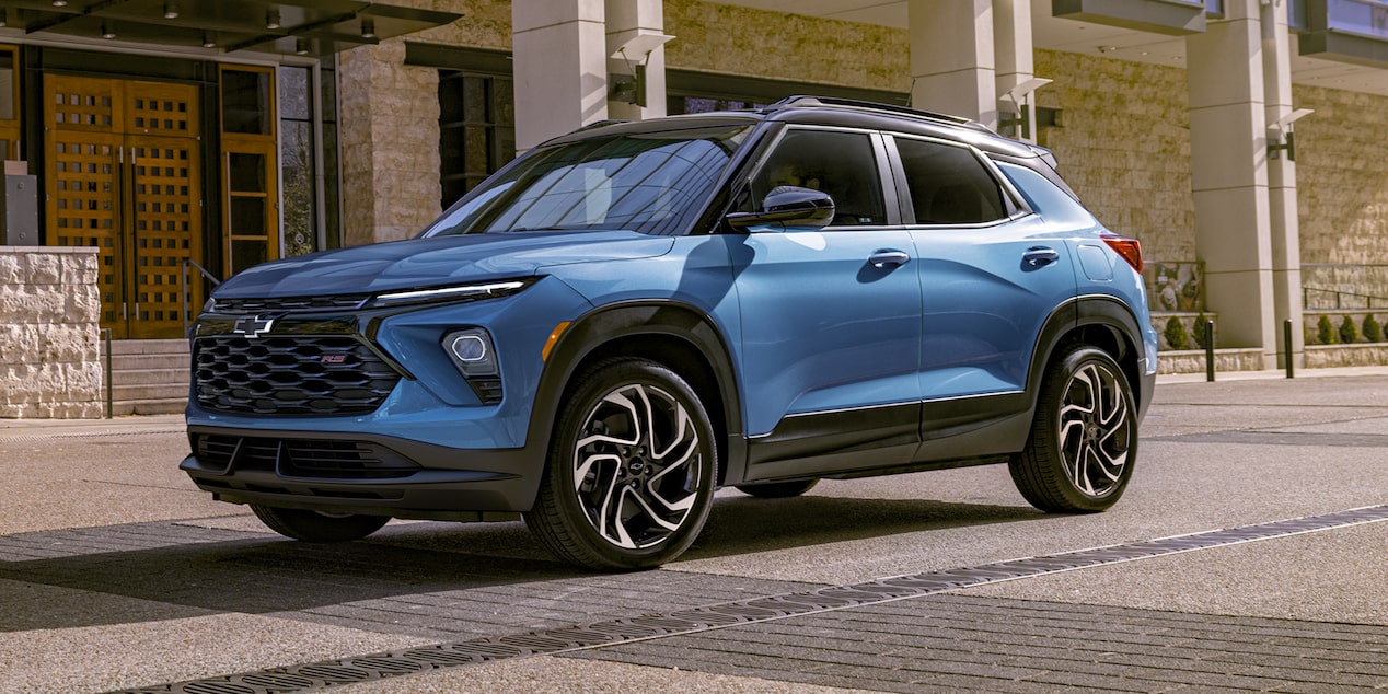 Front three-quarter view of a blue Chevrolet Trailblazer small SUV RS trim parked outside a building.