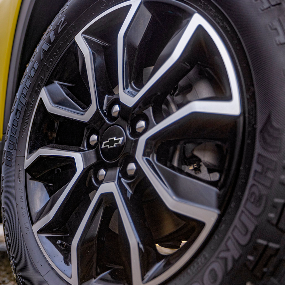 17-inch high-gloss black machined aluminum wheel of the 2024 Chevrolet Trailblazer ACTIV.