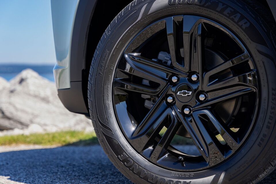 Vue rapprochée des roues du Chevrolet Trax 2024.