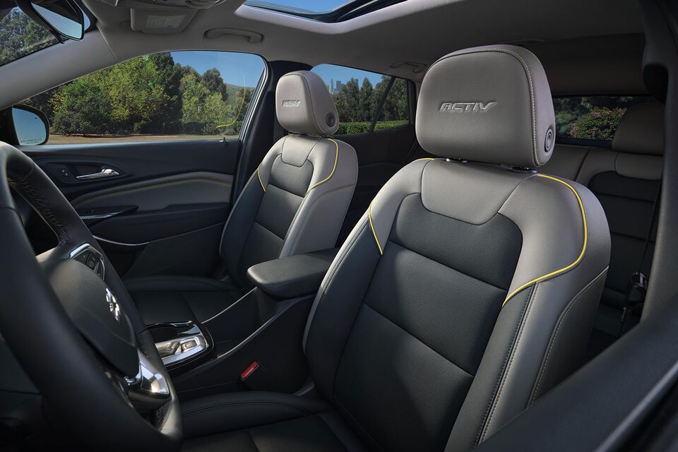 Vue d’ensemble des sièges avant du Chevrolet Trax Activ 2024.