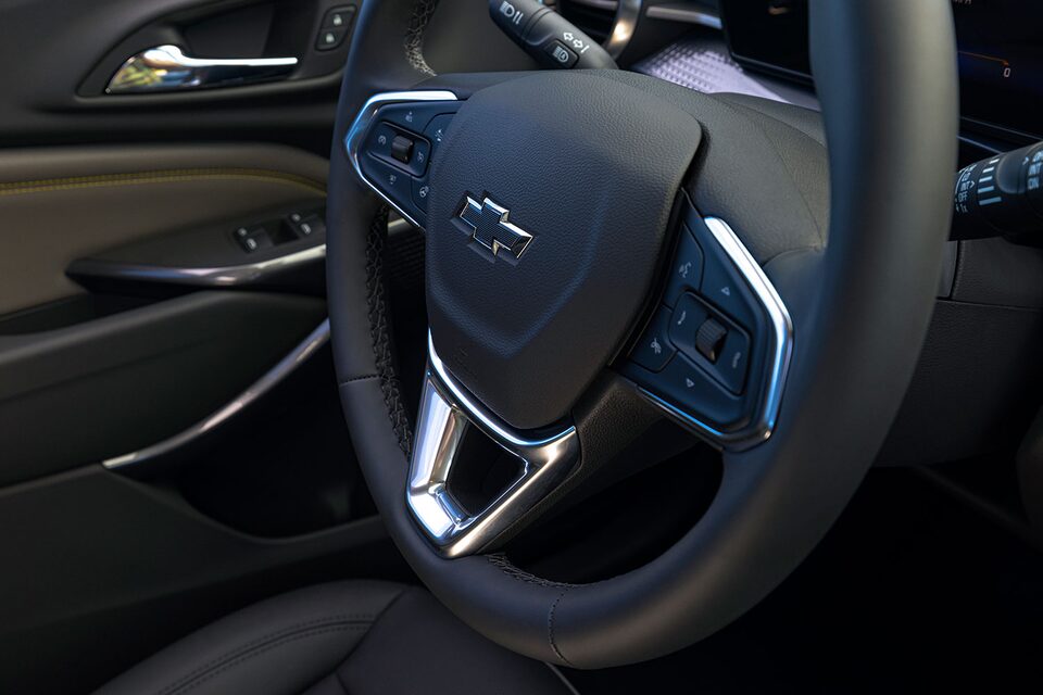 Vue rapprochée du volant du Chevrolet Trax 2024.