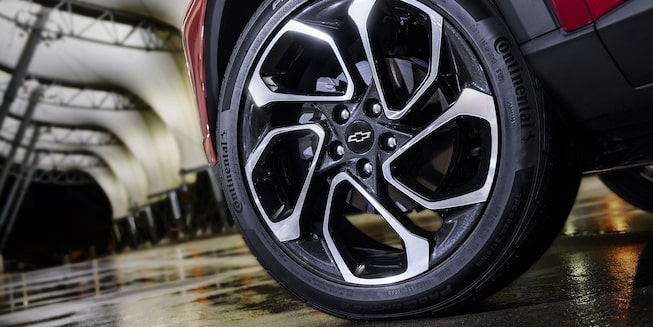 Vue rapprochée des roues de 19 po en aluminium du Chevrolet Trax 2RS 2024.