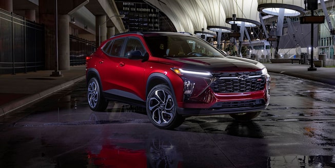 Chevrolet Trax 2RS 2024. sur une chaussée mouillée.