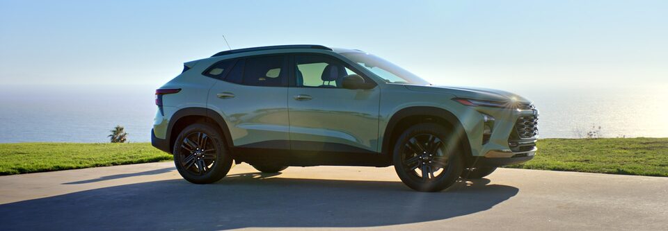 Vue latérale droite du Chevrolet Trax 2024.