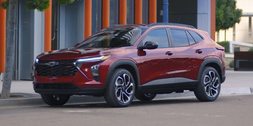 Vue latérale avant gauche du Chevrolet Trax RS 2024.