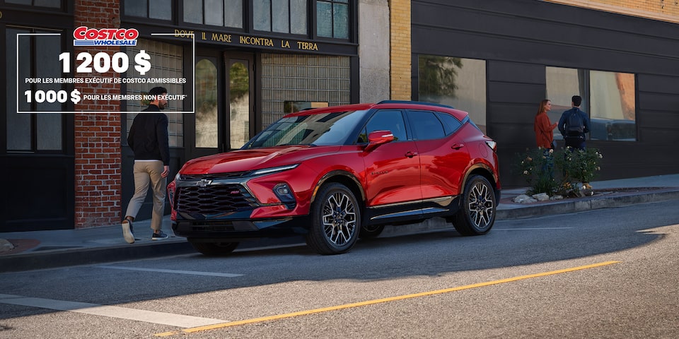 Chevrolet Blazer 2025 stationné devant un bâtiment en ville.
