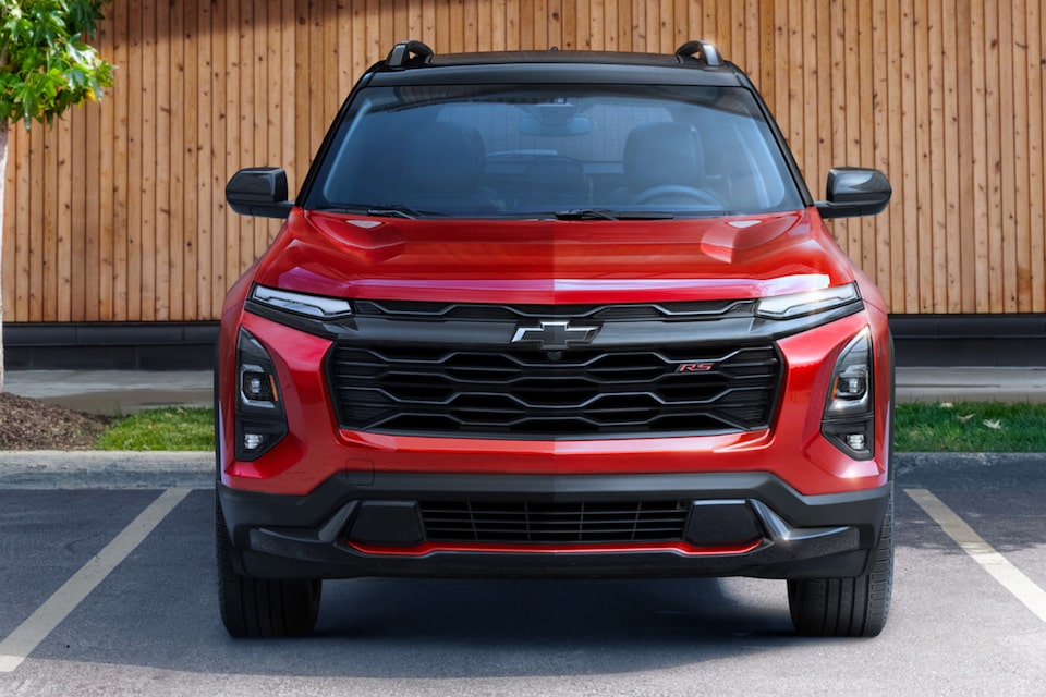 Vue avant du VUS compact Chevrolet Equinox 2025 stationné devant un mur de bambou.