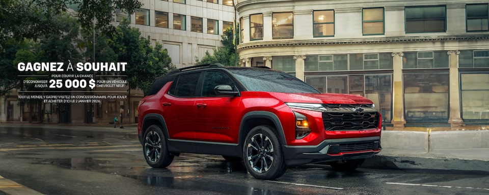 VUS compact Chevrolet Equinox 2025 stationné seul dans une rue sous la pluie.