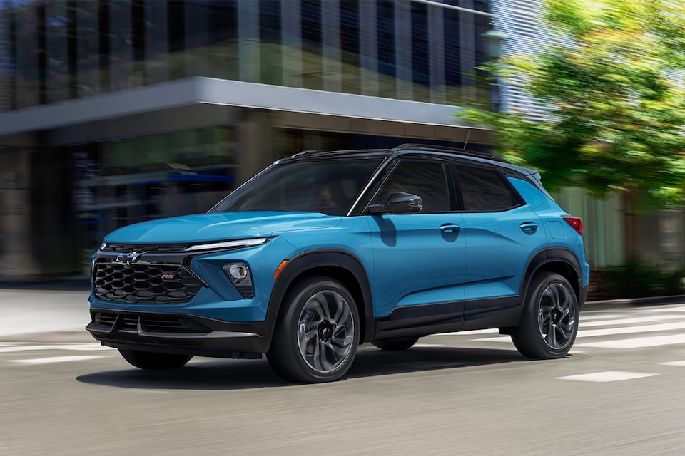 Le Chevrolet Trailblazer 2025 qui traverse une intersection en ville.