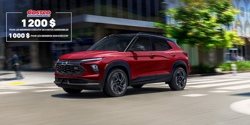 Le Chevrolet Trailblazer 2025 qui traverse une intersection en ville.