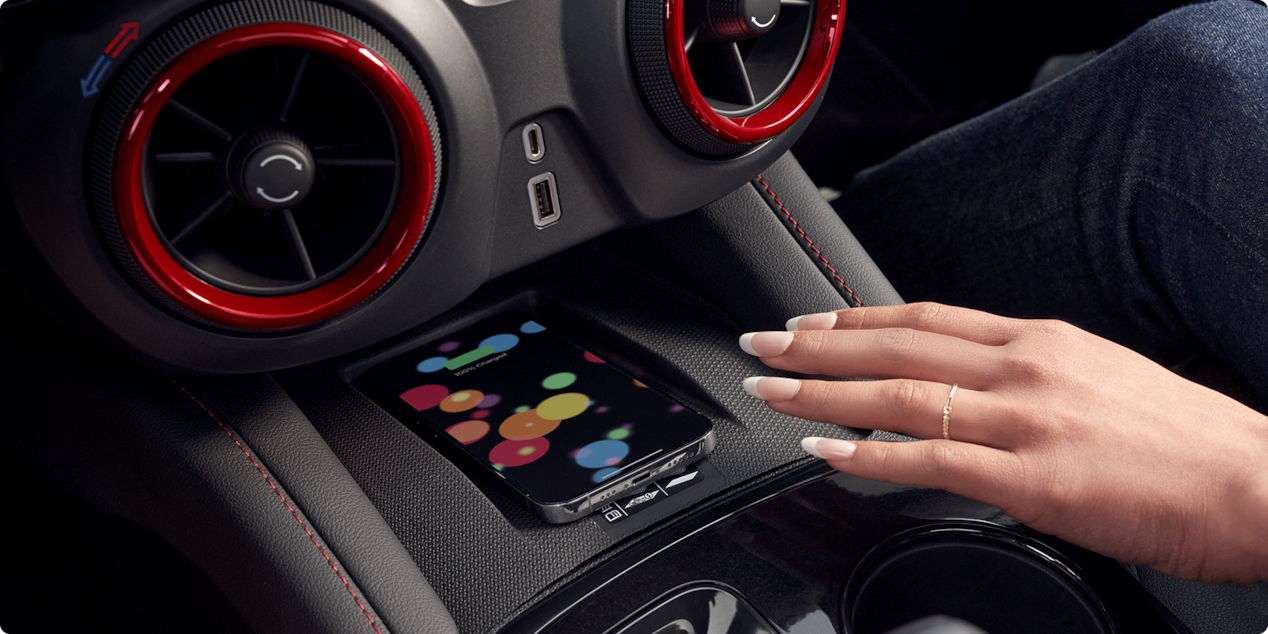 Une personne utilise le point de recharge sans fil pour téléphones intelligents du Chevrolet Blazer 2026.