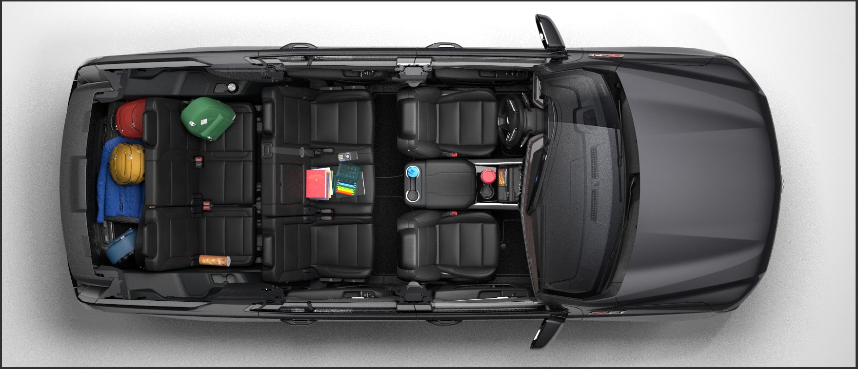 Vue aérienne de l’habitacle du Chevrolet Tahoe 2026 avec trois rangées vides et des sacs à dos dans le coffre.