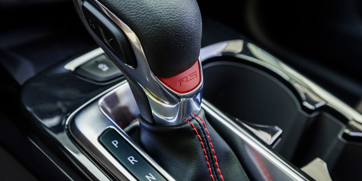 Close up view of the Gear Shifter inside the 2026 Chevrolet Trax.