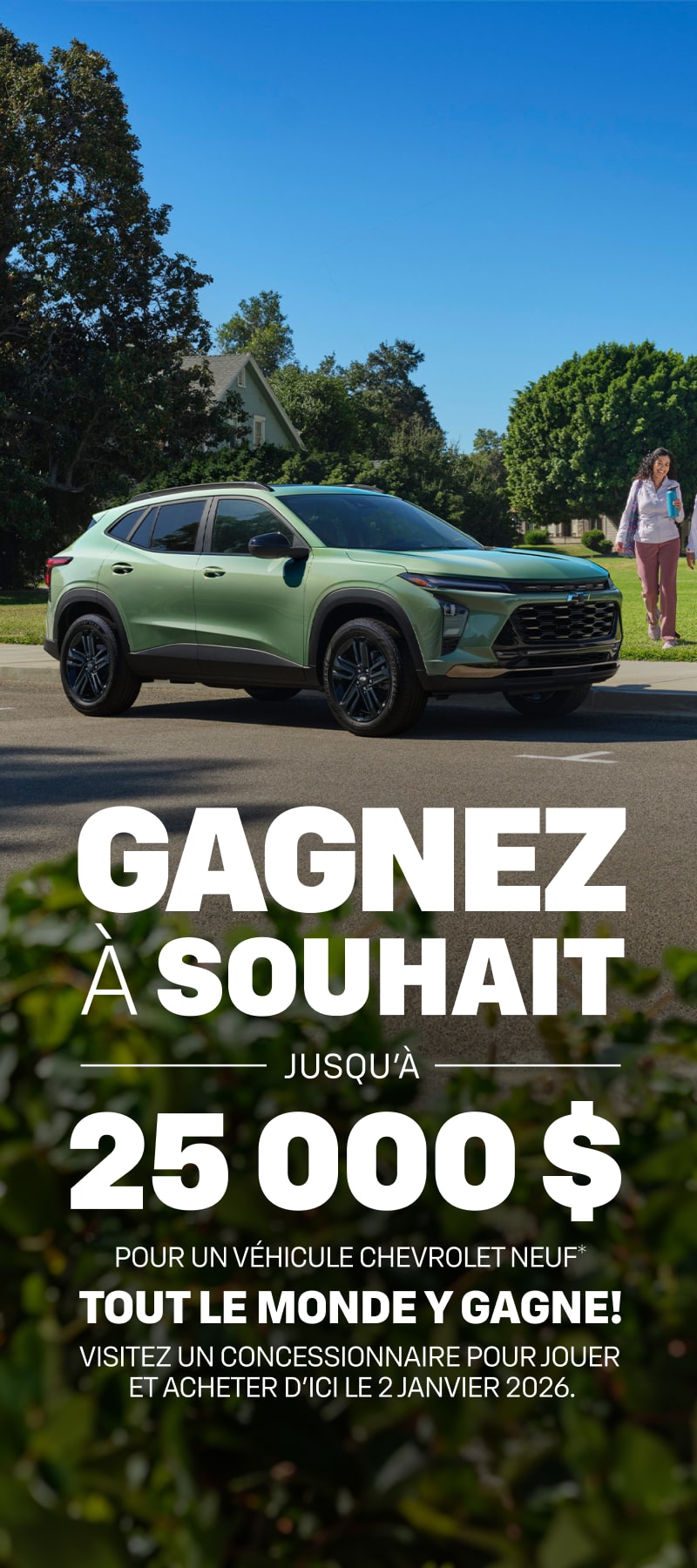 Le Chevrolet Trax 2026 stationné devant un parc par une journée ensoleillée.