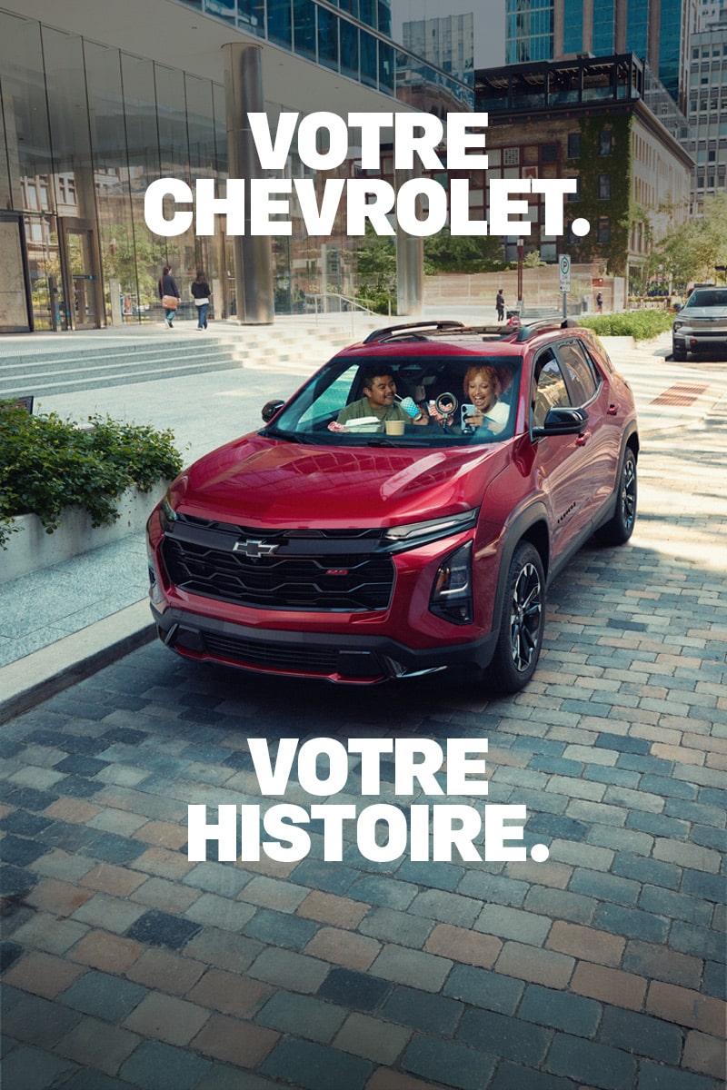 Le Chevrolet Equinox 2027 roulant seul sur un pont en ville.