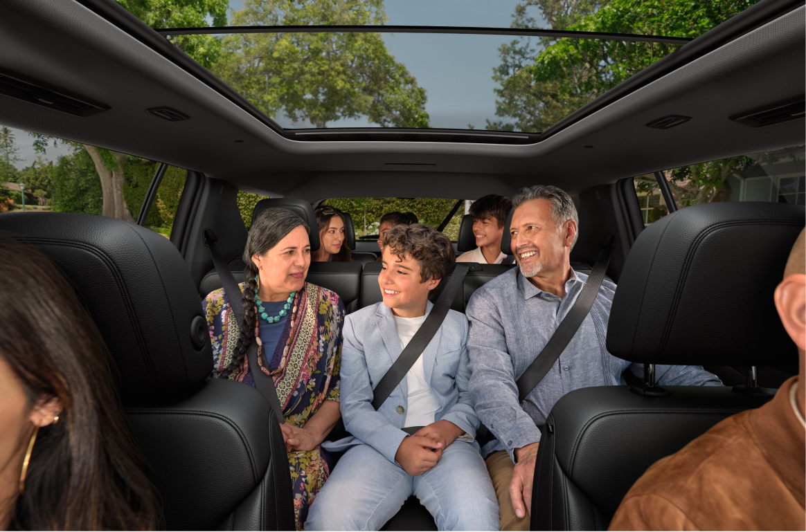 Des personnes assises aux deuxième et troisième rangées des sièges de la Chevrolet Traverse 2027.
